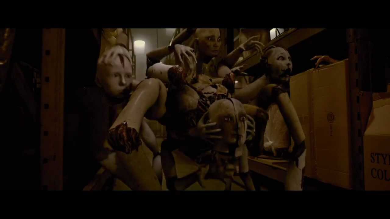Unheimliche Mannequin-Monster in einem dunklen Korridor aus Silent Hill Revelation