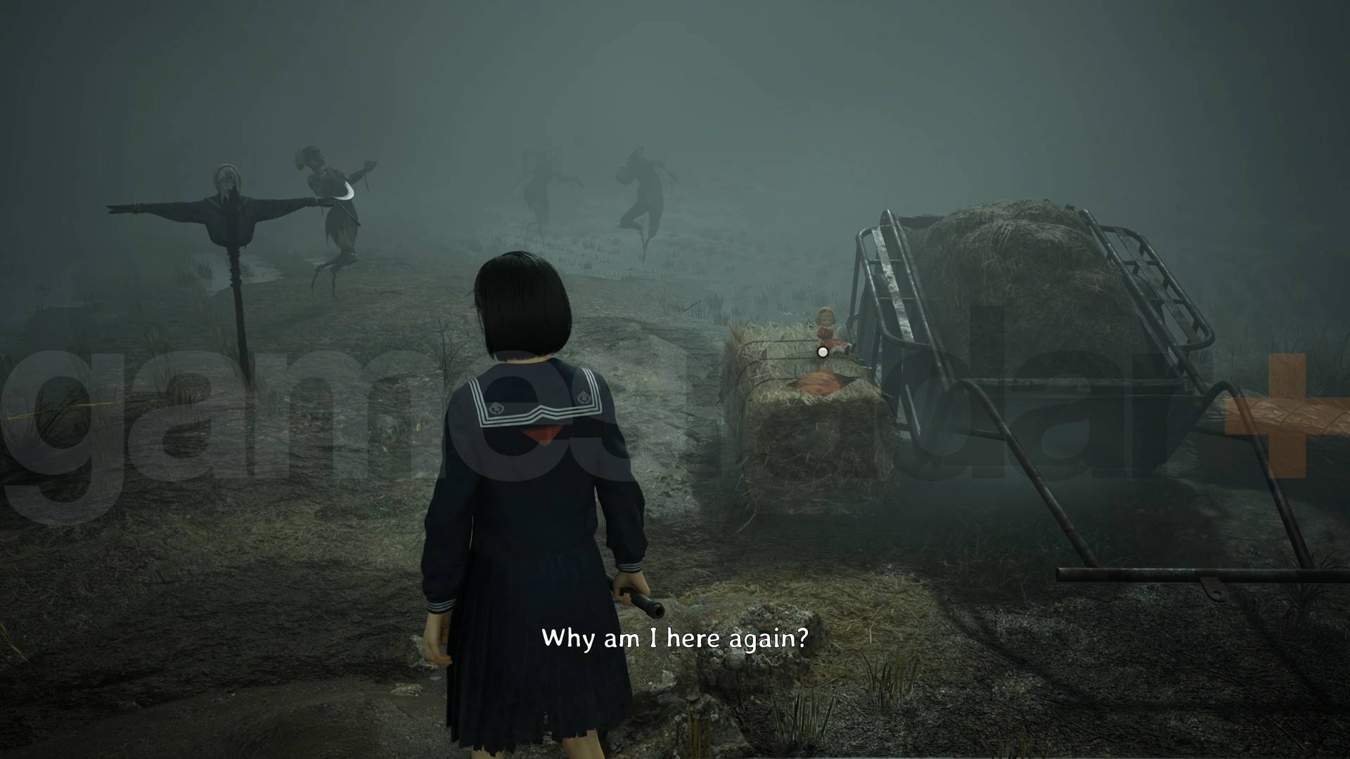 Protagonista de Silent Hill f navegando por calles nebulosas
