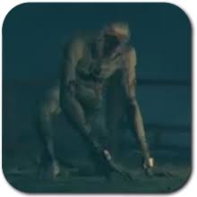 Gefesseltes Monster in einem dunklen Korridor, das aufmerksam lauscht, mit geneigtem Kopf