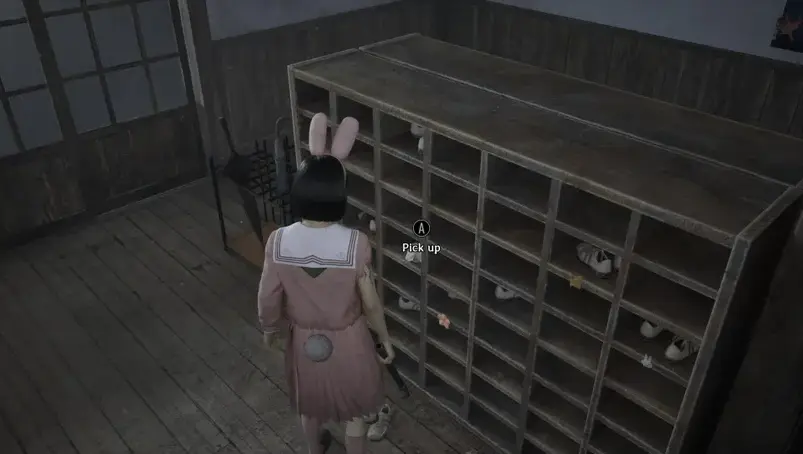 Standort der Schüler-Streichzeichnung in den Schuhfächern in Silent Hill f