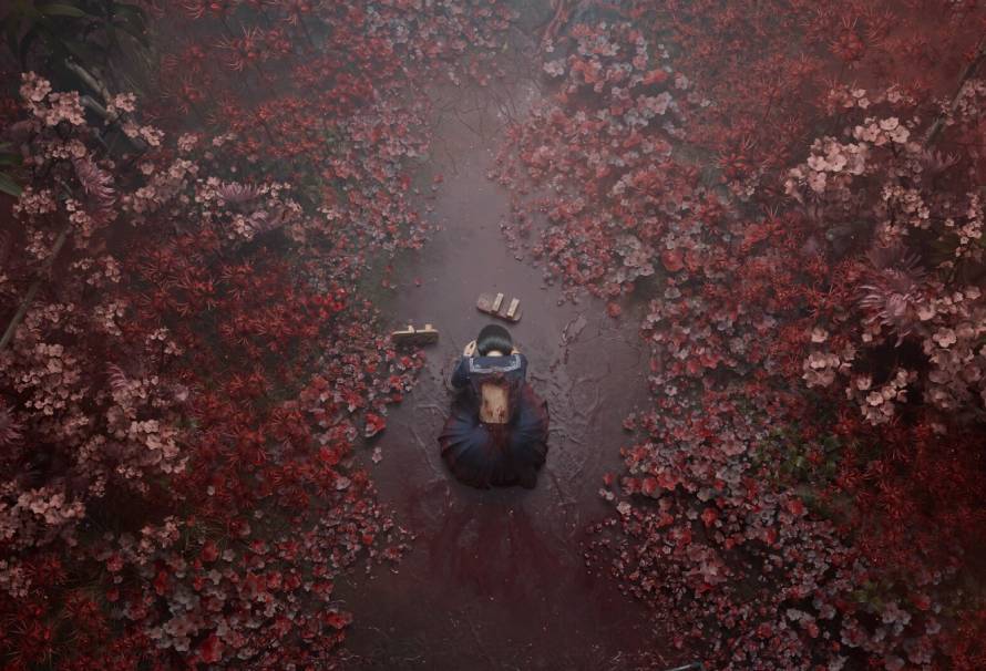 Silent Hill f Werbeartwork, das eine japanische ländliche Szenerie mit Kirschblüten zeigt