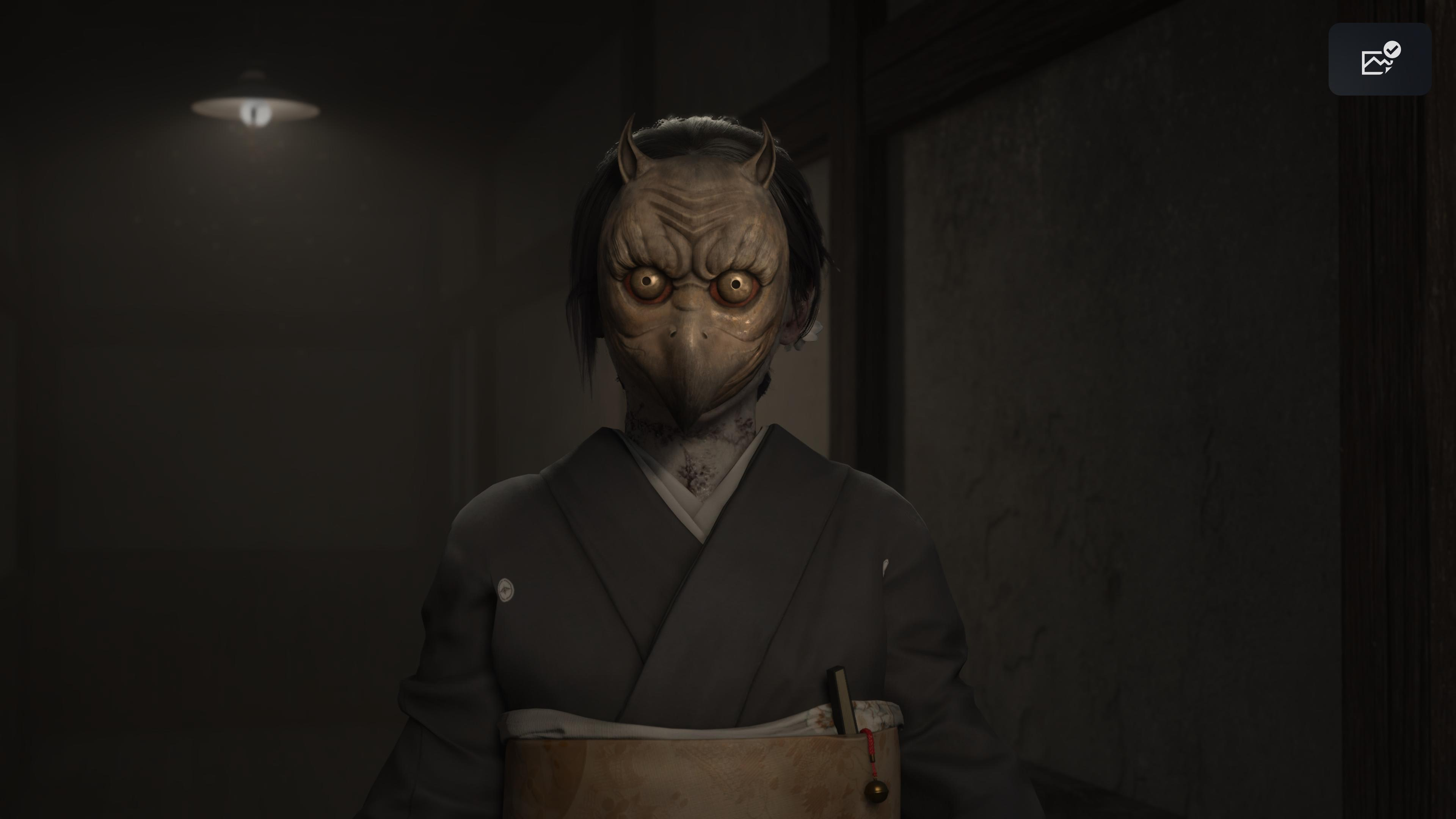 Junko Kinuta usando una máscara de pájaro tipo tengu en Silent Hill f